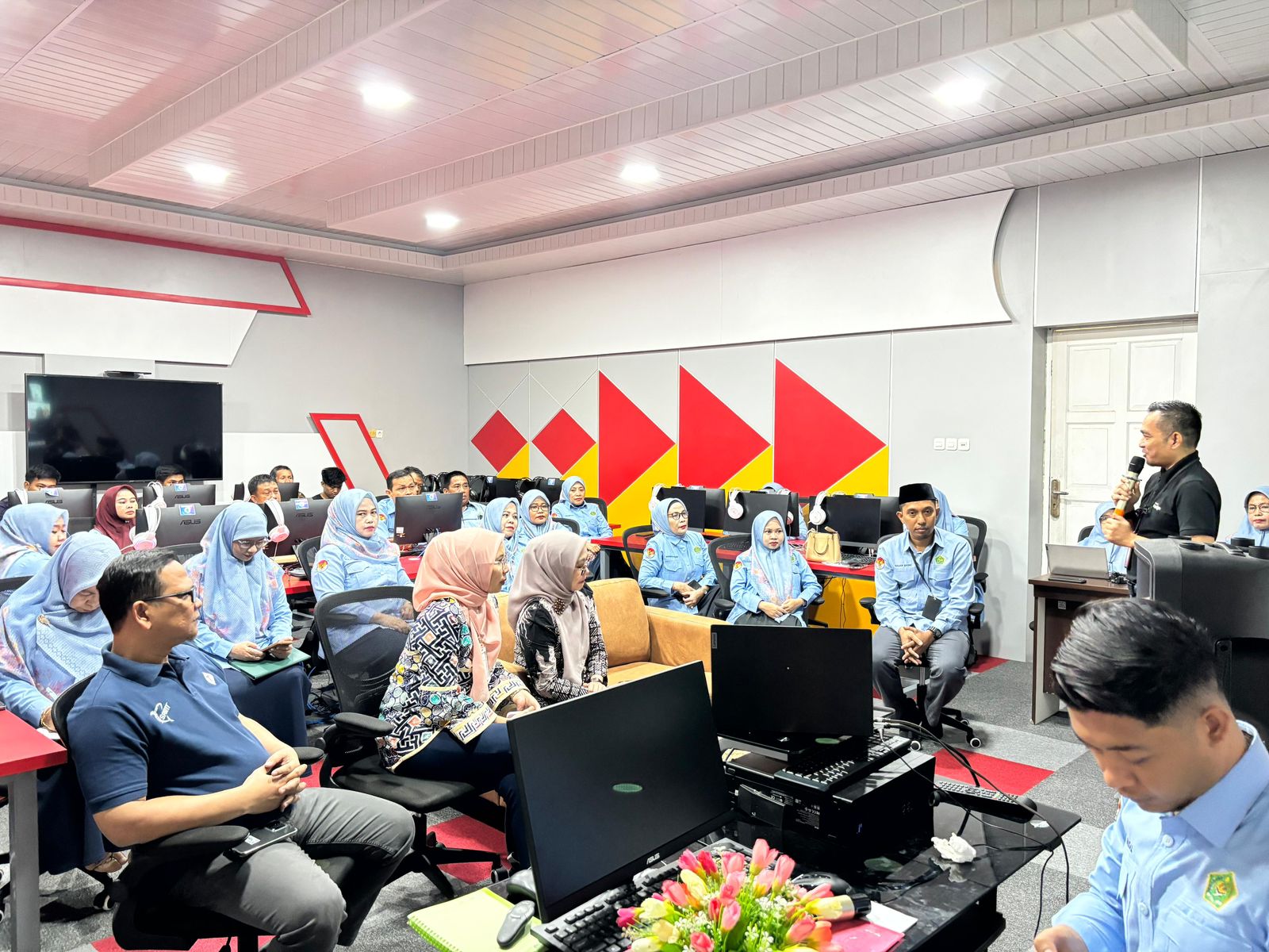 MAN 2 Kota Makassar Kerjasama Telkomsel Gelar Service Excellent bagi Guru dan Pegawai
