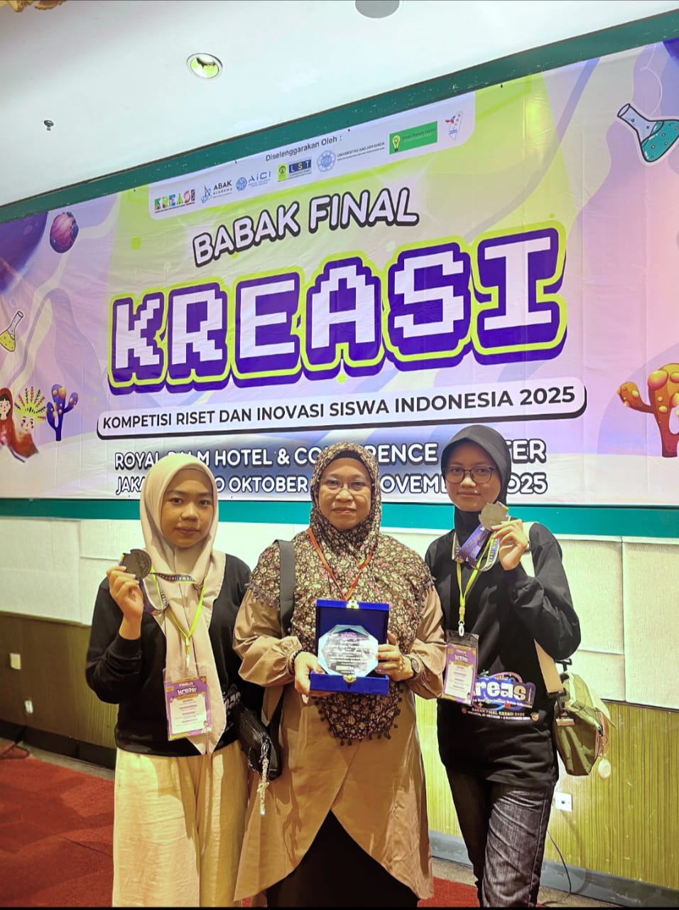 MAN 2 Makassar Ukir Prestasi Gemilang di KREASI 2025: Raih Medali Perunggu dan Stand Favorit Nasiona