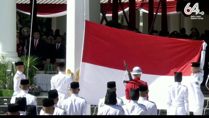 Murid MAN 2 Kota Makassar Dipercaya Jadi Pembentang Bendera di Gubernuran