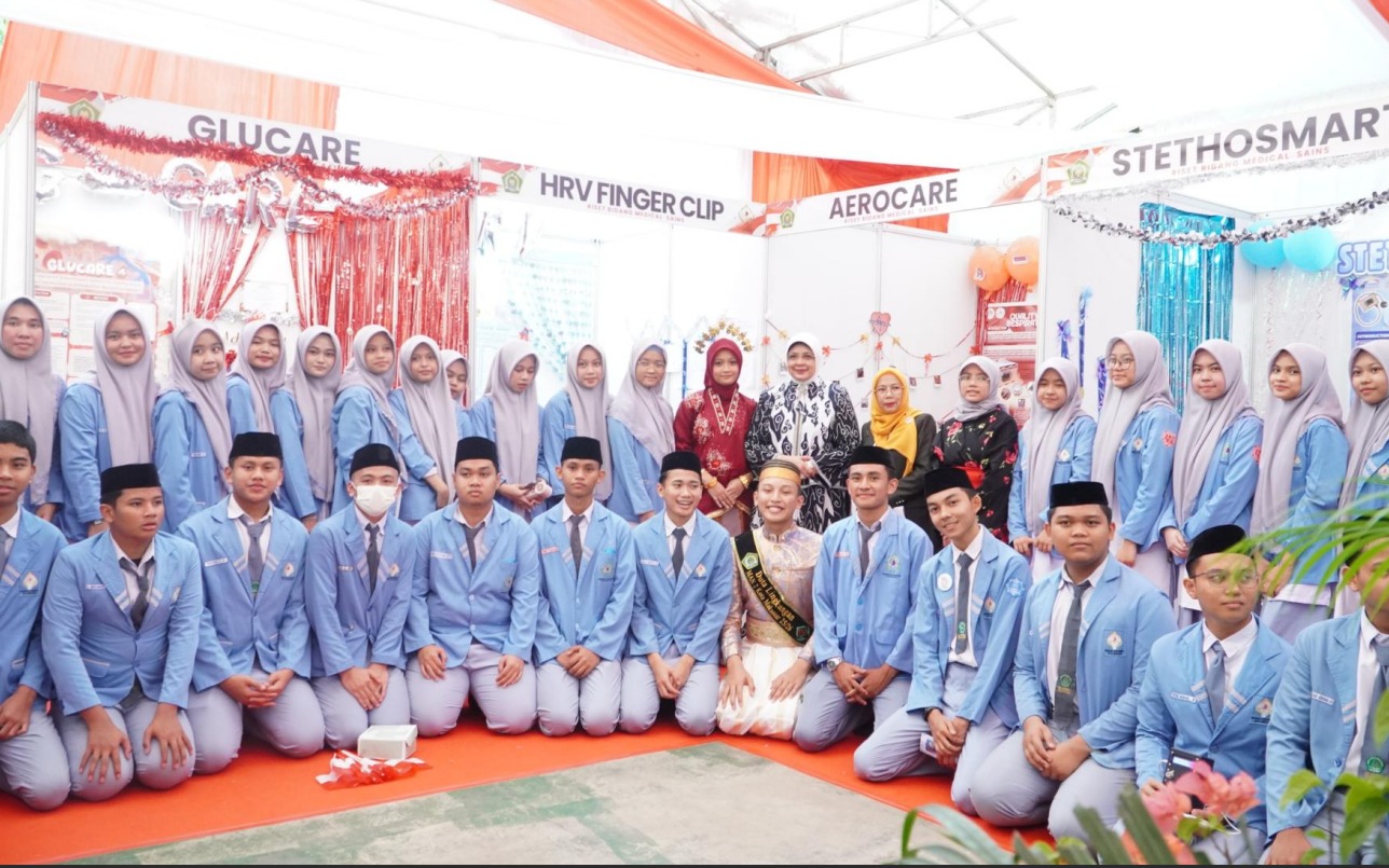 Showcase Riset dan Inovasi Murid MAN 2 Kota Makassar Pukau Dewan Penasehat DWP Kemenag RI