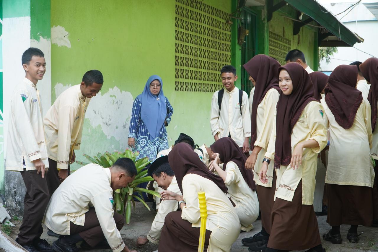 Dari Aksi Bersih hingga Kajian Keilmuan, Jumara Warnai Jumat Pagi MAN 2 Kota Makassar
